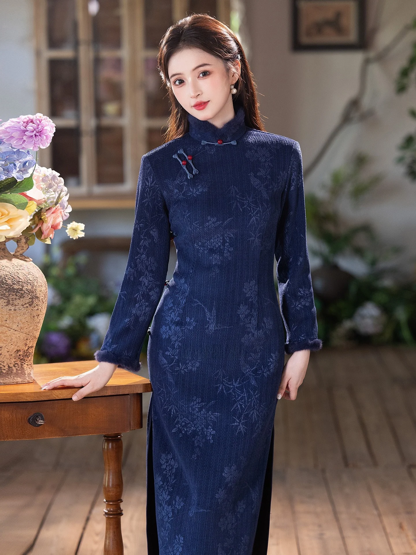Обновленное утепленное винтажное синее длинное платье-ципао с низким разрезом для женщин на осень и зиму
Обновленное утепленное винтажное синее длинное платье-ципао с низким разрезом для женщин на осень и зиму