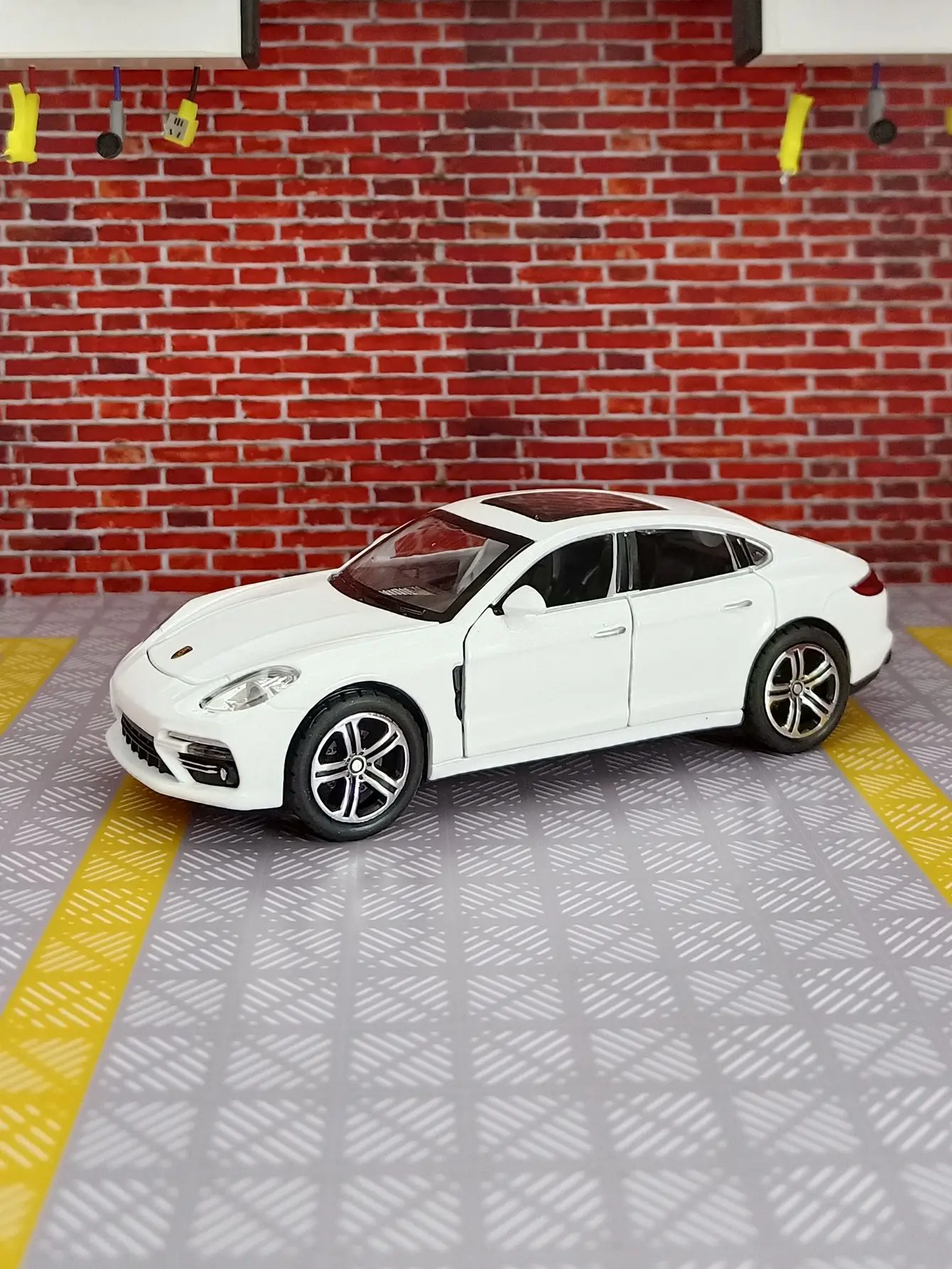 1:32 Palamera alloy car model ornaments collection pull back acousto-optic toy doors and hood trunk can be opened
1:32 Palamera alloy car model ornaments collection pull back acousto-optic toy doors and hood trunk can be opened