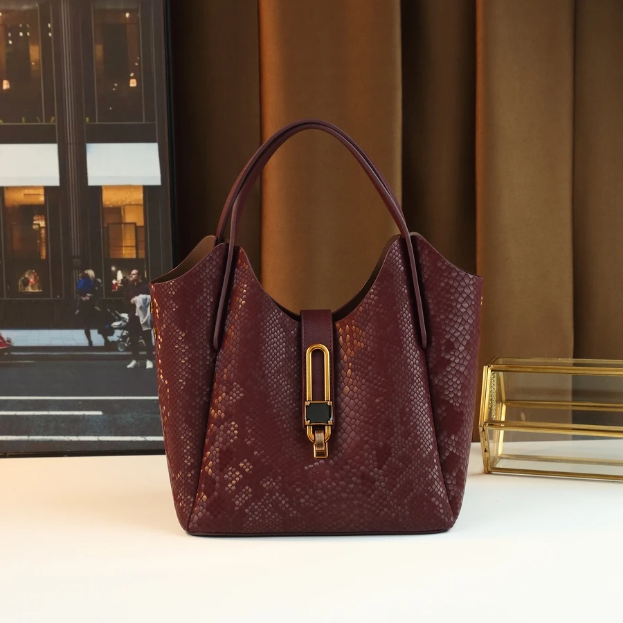 New Luxury Large Capacity Tote Bag Elegant Commuter Handbag Fashionable Single Shoulder Crossbody Bag for Women
New Luxury Large Capacity Tote Bag Elegant Commuter Handbag Fashionable Single Shoulder Crossbody Bag for Women