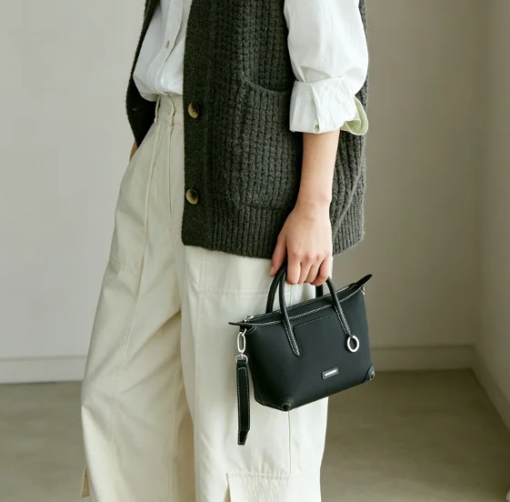 S 2026 New Mini Tote Shoulder Carrying Crossbody Small Bag Mobile Phone Bag Lightweight Shoulder Bag for Women Fashionable
S 2026 New Mini Tote Shoulder Carrying Crossbody Small Bag Mobile Phone Bag Lightweight Shoulder Bag for Women Fashionable