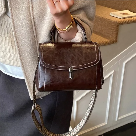 Роскошная сумка через плечо осень-зима 202, винтажная сумка через плечо с широким ремешком, женская нишевая повседневная сумка «день-ночь», минималистичный стиль
Роскошная сумка через плечо осень-зима 202, винтажная сумка через плечо с широким ремешком, женская нишевая повседневная сумка «день-ночь», минималистичный стиль