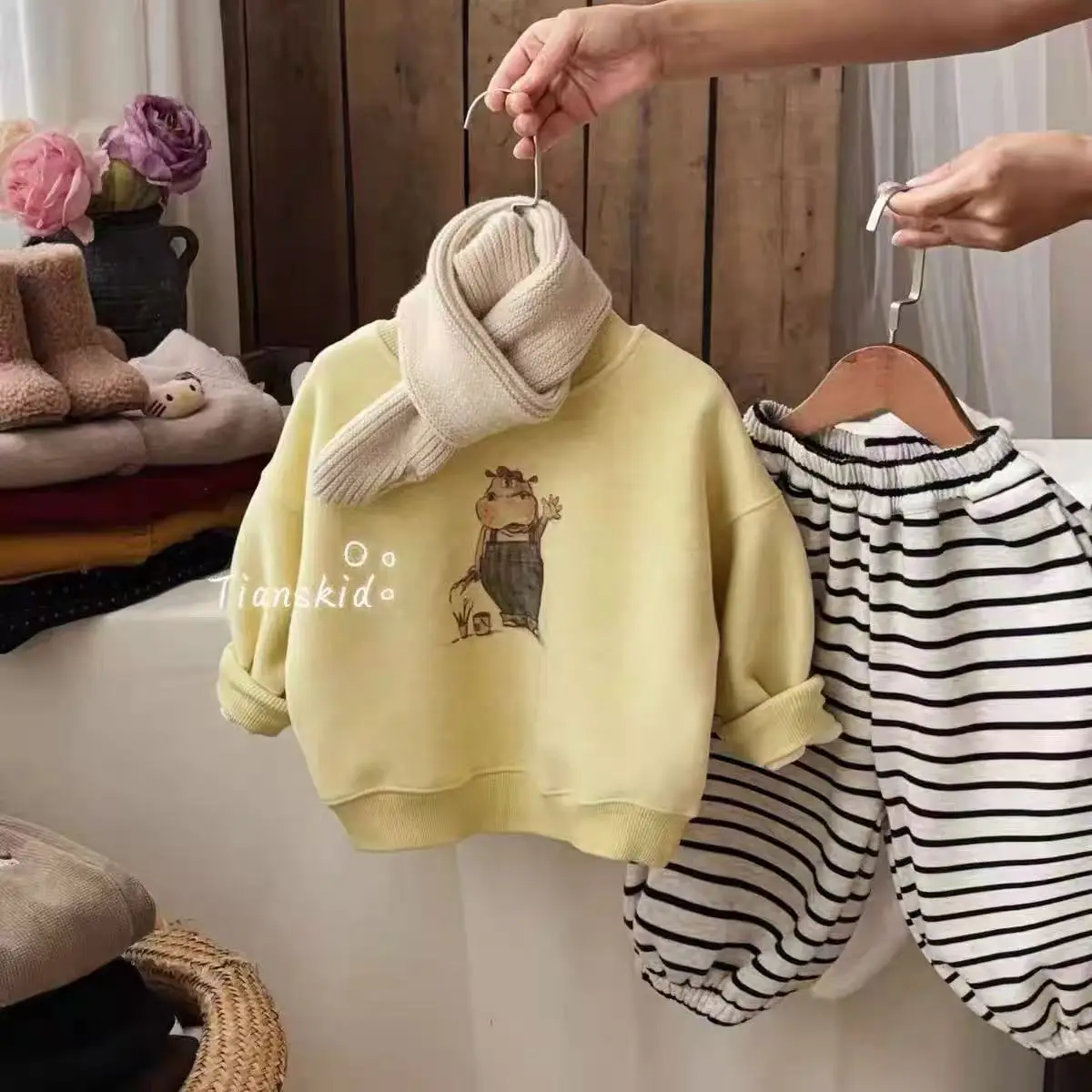 Детский флисовый толстый свитшот для девочек, бархатный пуловер с героями мультфильмов для маленьких девочек, свободные плюшевые полосатые детские спортивные штаны для девочек, костюм
Детский флисовый толстый свитшот для девочек, бархатный пуловер с героями мультфильмов для маленьких девочек, свободные плюшевые полосатые детские спортивные штаны для девочек, костюм