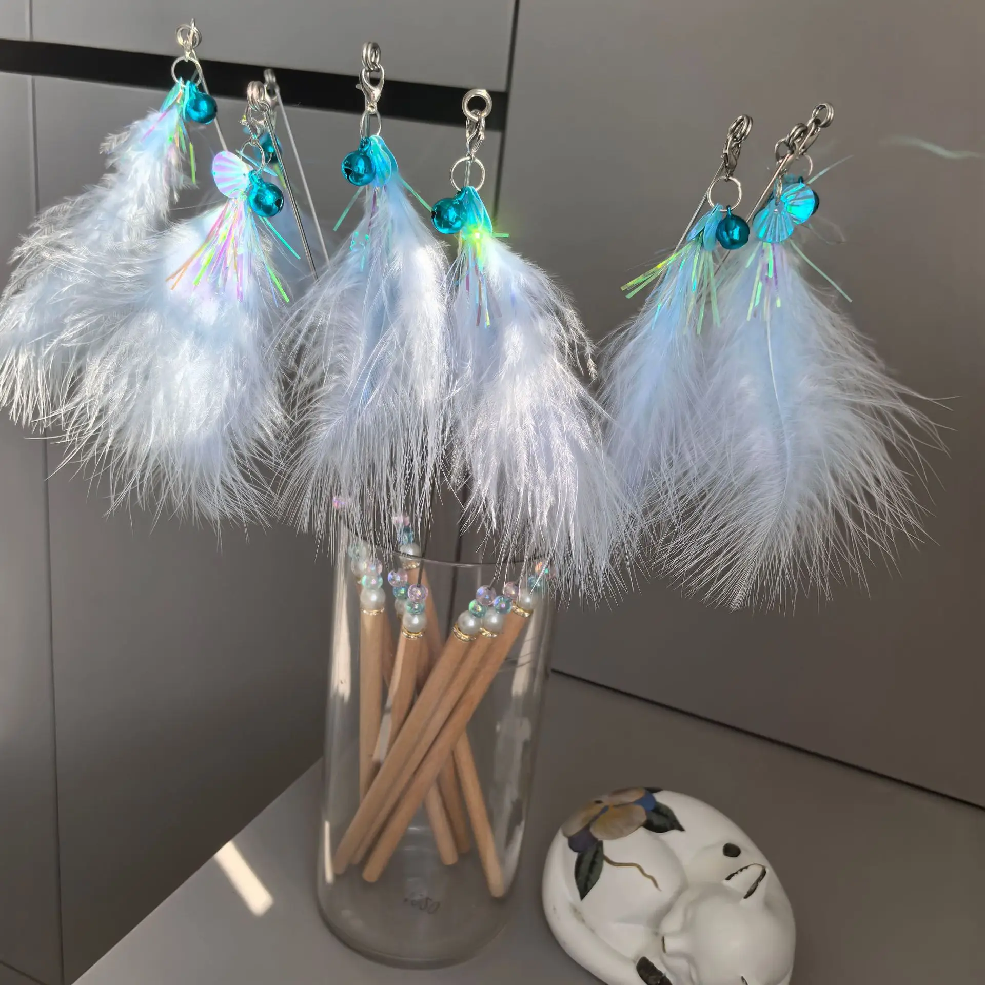 50 шт. Интерактивная игрушка-дразнилка для кошек: палочка с перьями, блестками и колокольчиком, оптовая продажа
50 шт. Интерактивная игрушка-дразнилка для кошек: палочка с перьями, блестками и колокольчиком, оптовая продажа