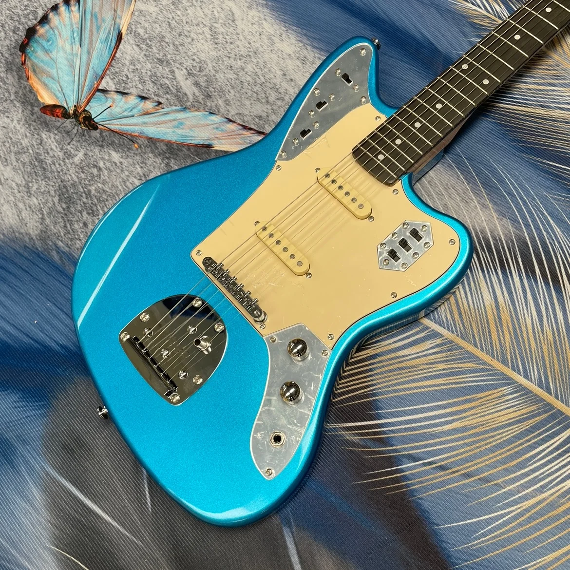 6-string metal blue electric guitar beige guard plate and multi-position control circuit guitars, vintage rock electric guitarra
6-string metal blue electric guitar beige guard plate and multi-position control circuit guitars, vintage rock electric guitarra