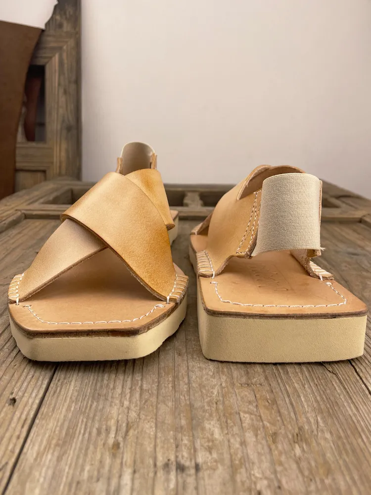 New Men's Sandals Summer Outwear Leather Soft Bottom Casual Slippers High-end Cowhide Square Head Driving Sandals
New Men's Sandals Summer Outwear Leather Soft Bottom Casual Slippers High-end Cowhide Square Head Driving Sandals
