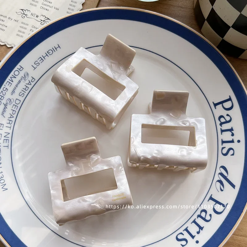 French pearl mother of pearl hair clip~South Korea France high-end hair clip, medium size, shark clip at the back of the head
French pearl mother of pearl hair clip~South Korea France high-end hair clip, medium size, shark clip at the back of the head