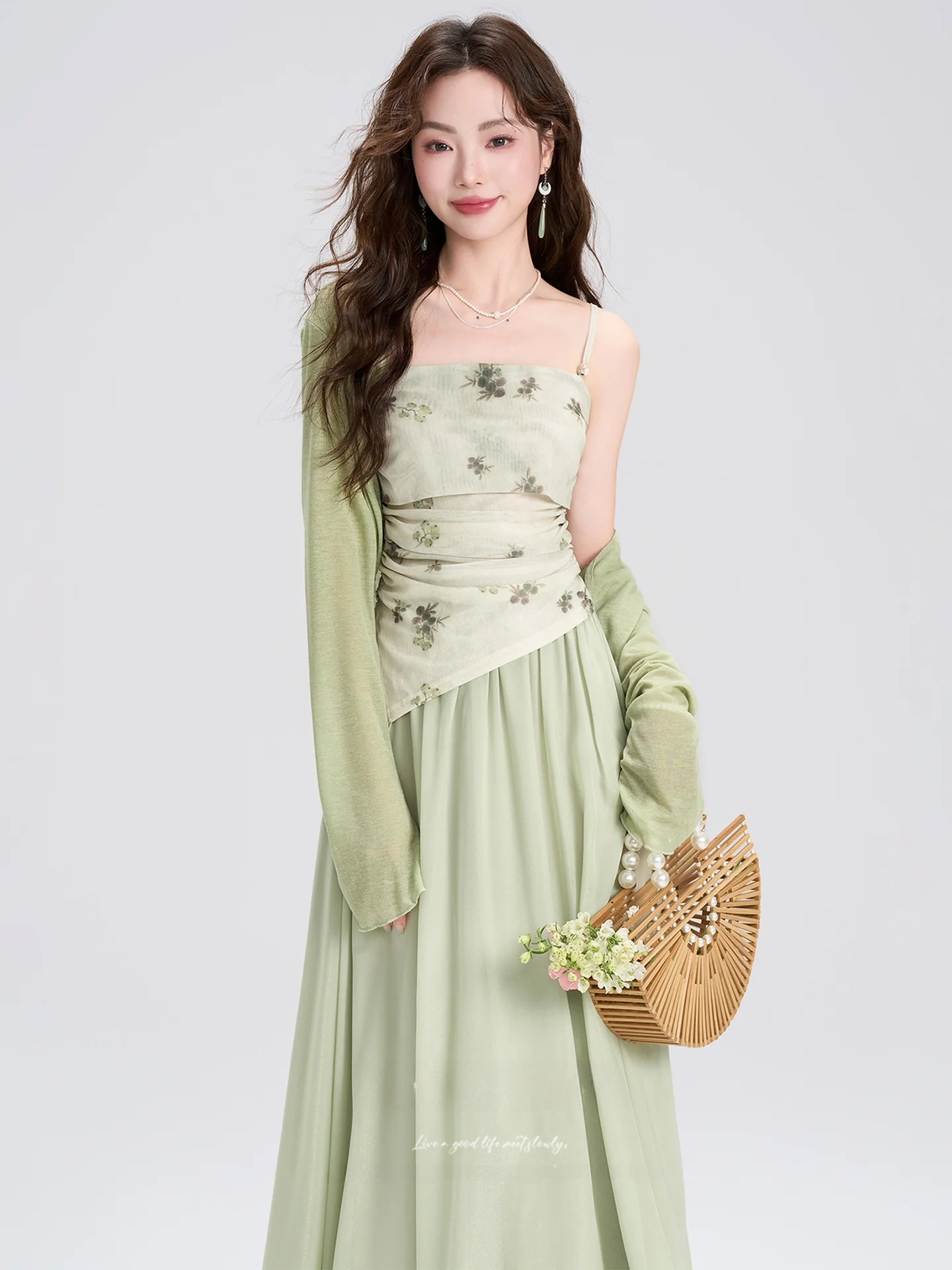 Новый летний комплект Sle в китайском национальном стиле, красивый топ с нерегулярными бретелями и юбкой, женский повседневный наряд Ele
Новый летний комплект Sle в китайском национальном стиле, красивый топ с нерегулярными бретелями и юбкой, женский повседневный наряд Ele