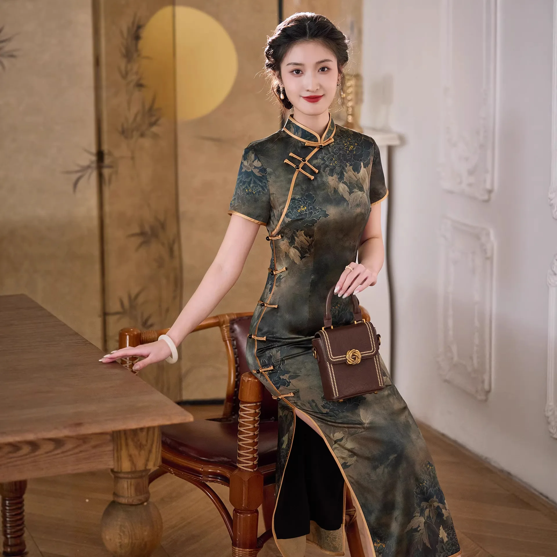 Vintage Old Silk Chinese Floral Traditional Modern Cheongsam Qipao Ink Color Fit Improvement High-End Temperament
Vintage Old Silk Chinese Floral Traditional Modern Cheongsam Qipao Ink Color Fit Improvement High-End Temperament