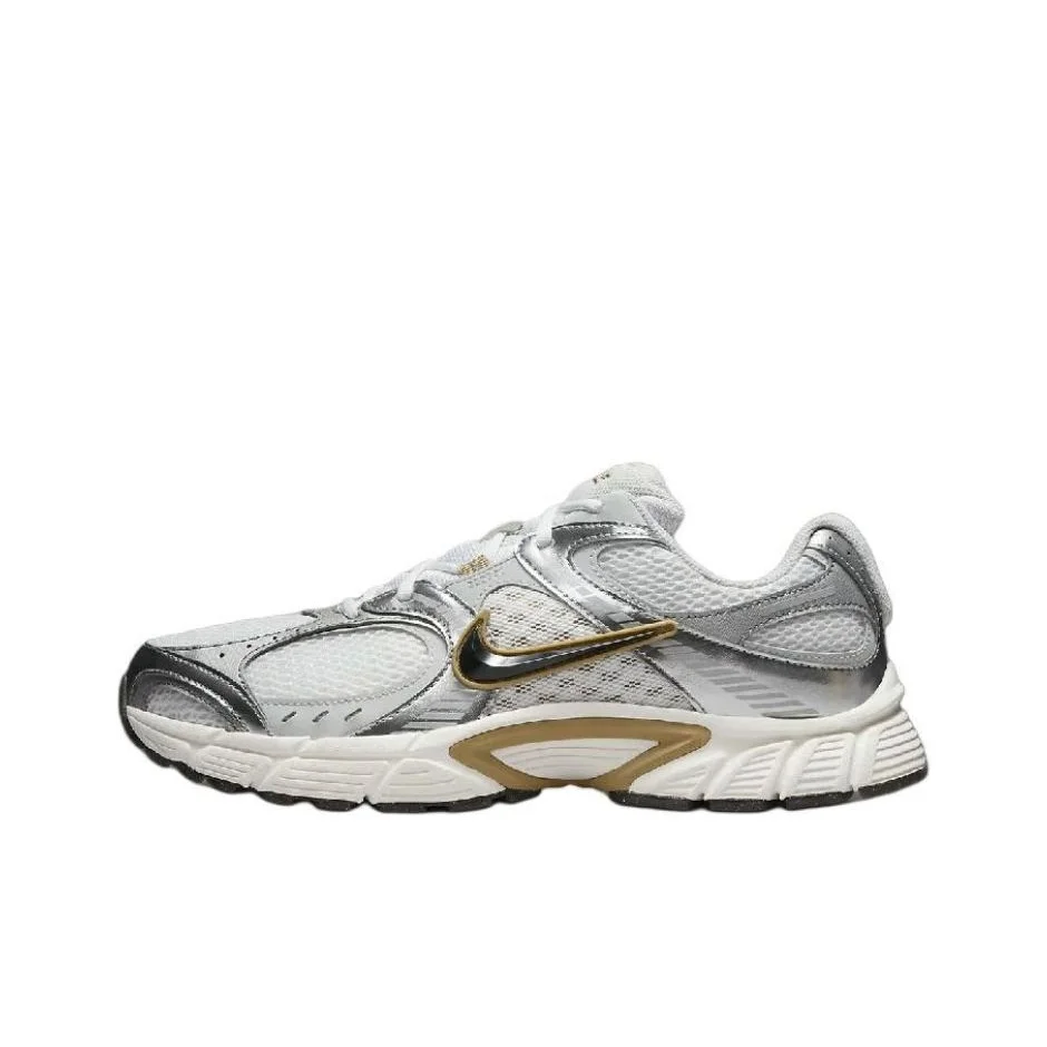 Nike V5 Rnr Парашют Бежевый Металлик Оловянный HJ5228-102
Nike V5 Rnr Парашют Бежевый Металлик Оловянный HJ5228-102