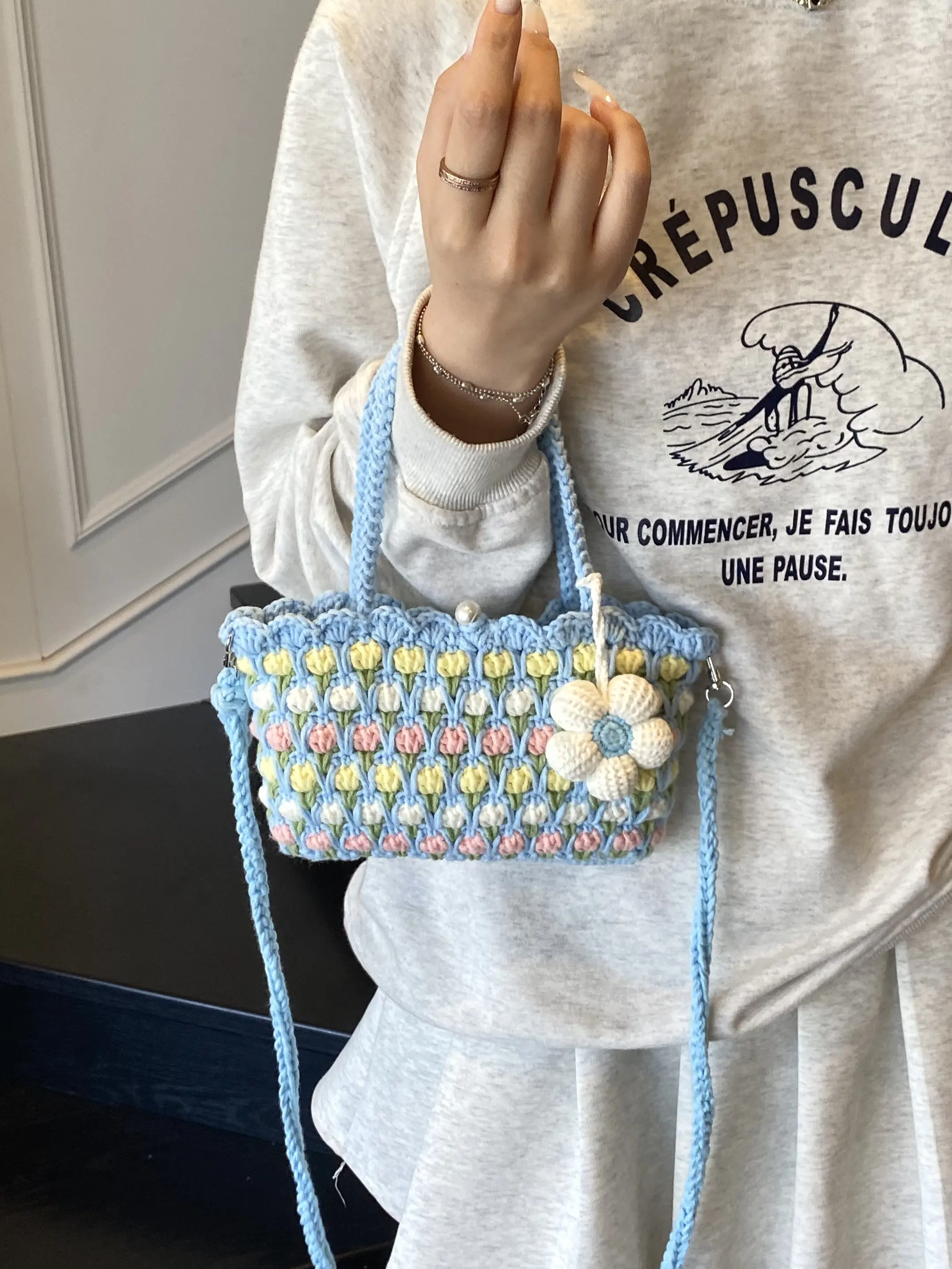 Exquisite Korean Style Outdoor Small Handbag 2026 New Vegetable Basket Colorful Woven Bag Flower Girlfriend Gift Knitted Bag
Exquisite Korean Style Outdoor Small Handbag 2026 New Vegetable Basket Colorful Woven Bag Flower Girlfriend Gift Knitted Bag