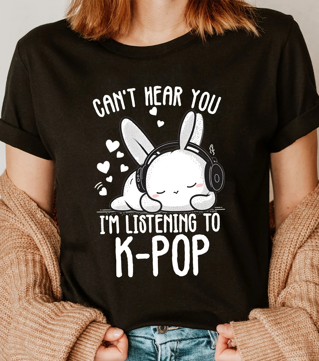 Женская футболка с кроликом Kpop «Can't Hear You I'm Listening To K-POP» с надписью и коротким рукавом с круглым вырезом, повседневная летняя одежда
Женская футболка с кроликом Kpop «Can't Hear You I'm Listening To K-POP» с надписью и коротким рукавом с круглым вырезом, повседневная летняя одежда