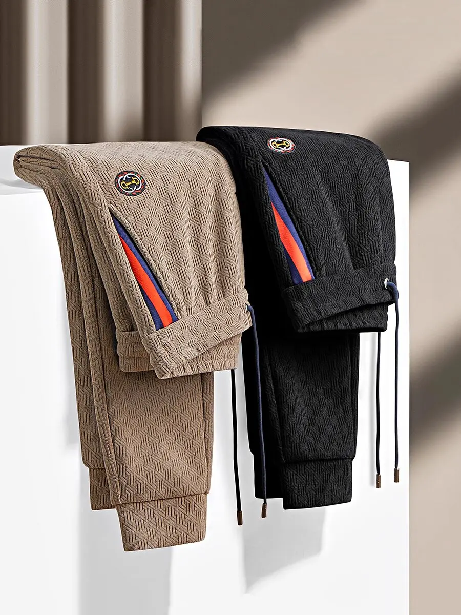 Autumn and winter light luxury fashion trend thickened warm texture jacquard contrast color men's sports footpants casual pants
Autumn and winter light luxury fashion trend thickened warm texture jacquard contrast color men's sports footpants casual pants