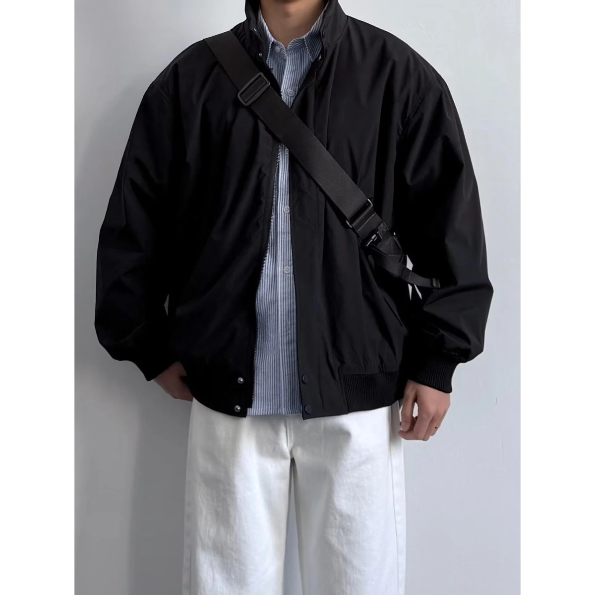 ONUN весенний новый свободный крой однотонный воротник-стойка Cleanfit Jaet повседневная универсальная рабочая одежда верхняя одежда для мужчин
ONUN весенний новый свободный крой однотонный воротник-стойка Cleanfit Jaet повседневная универсальная рабочая одежда верхняя одежда для мужчин