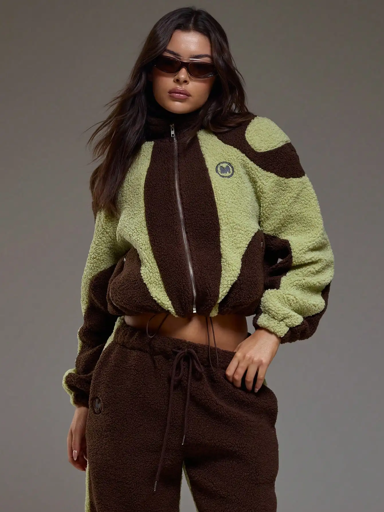 Куртка с высоким воротником, контрастными вставками и вышитым логотипом, из пушистой ткани, для повседневной носки осенью и зимой
Куртка с высоким воротником, контрастными вставками и вышитым логотипом, из пушистой ткани, для повседневной носки осенью и зимой