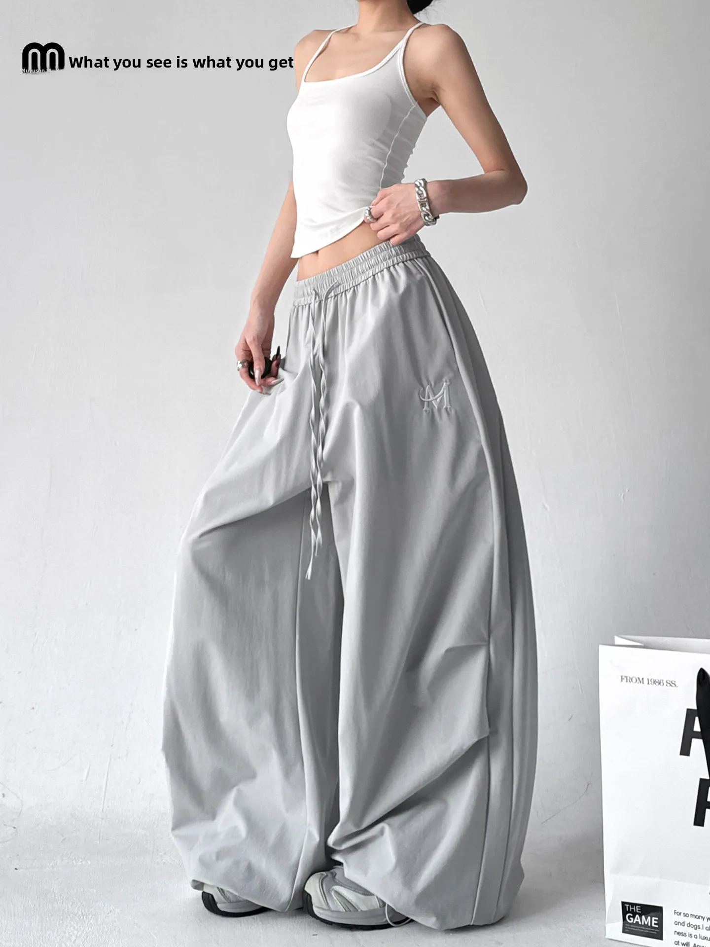 Повседневные свободные женские спортивные брюки весна-лето, новые, с широкими штанинами, на шнурке, для танцев и работы, быстросохнущие, с высокой талией, из полиэфирного волокна
Повседневные свободные женские спортивные брюки весна-лето, новые, с широкими штанинами, на шнурке, для танцев и работы, быстросохнущие, с высокой талией, из полиэфирного волокна