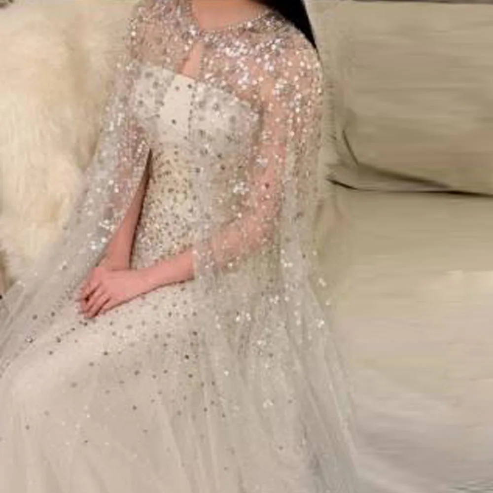 Customized Strapless A Line Evening Dress with Cape Bead Sequin Embellished Formal Occasion Gown Tulle Arabic Dubai Evening Gown
Customized Strapless A Line Evening Dress with Cape Bead Sequin Embellished Formal Occasion Gown Tulle Arabic Dubai Evening Gown