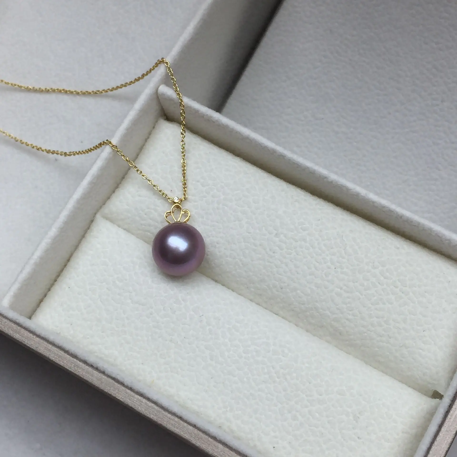 Подвеска-корона из натурального фиолетового пресноводного жемчуга диаметром 11-13 мм, золото 18 карат рядом с идеальным круглым сильным блеском, почти бездоганные, роскошные ювелирные изделия
Подвеска-корона из натурального фиолетового пресноводного жемчуга диаметром 11-13 мм, золото 18 карат рядом с идеальным круглым сильным блеском, почти бездоганные, роскошные ювелирные изделия