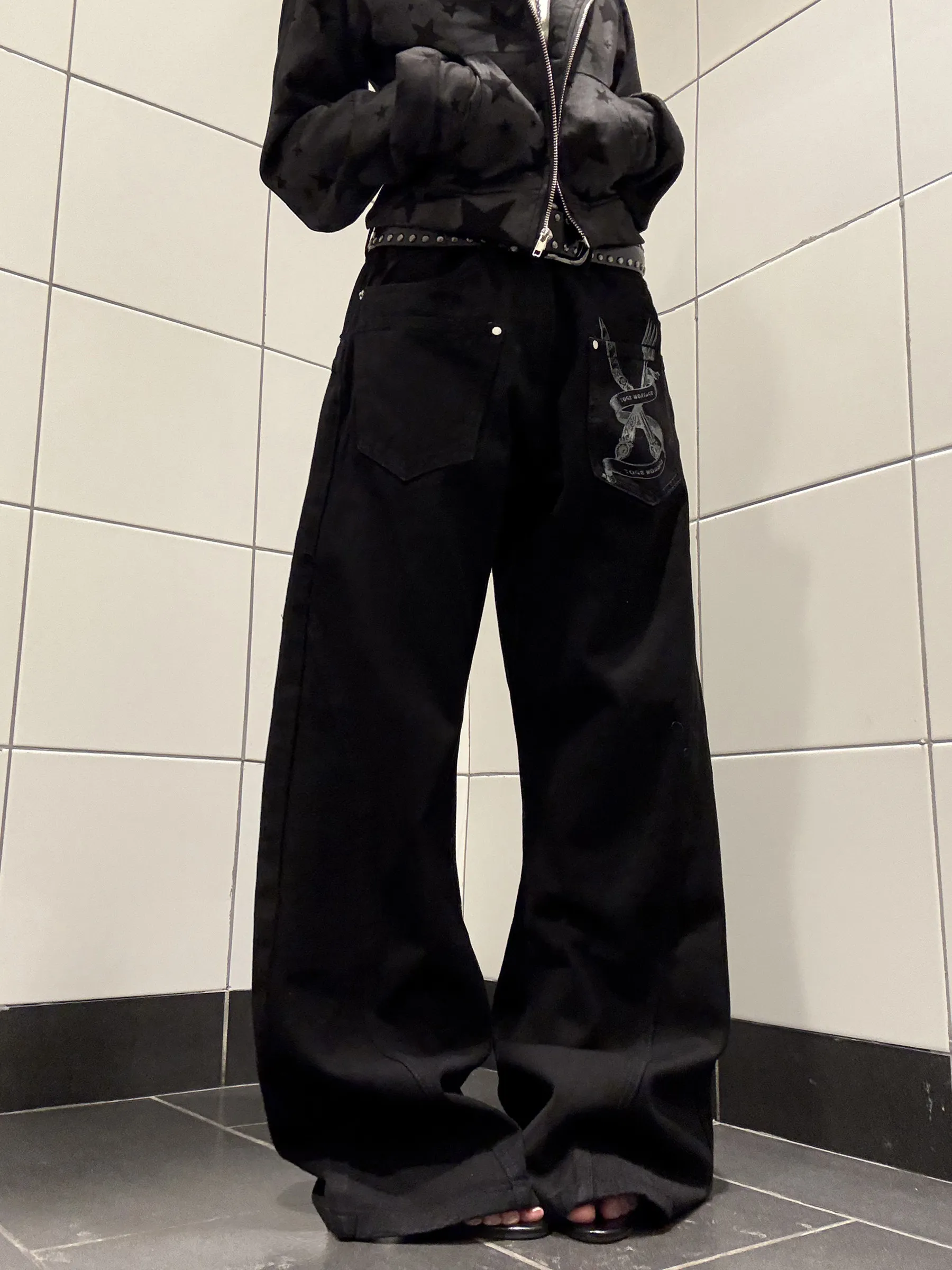 Black Embroidered Letter Design Jeans High Waist Straight Leg Men Women Loose Fit American Retro High Street Workwear Trousers
Black Embroidered Letter Design Jeans High Waist Straight Leg Men Women Loose Fit American Retro High Street Workwear Trousers