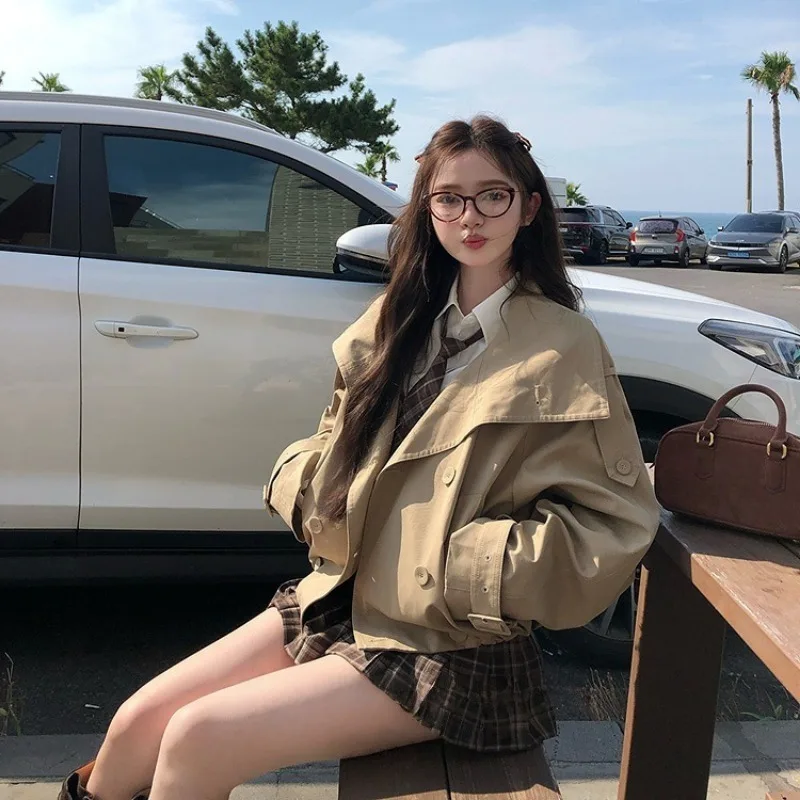 Модный укороченный тренчкот женский с воротником-стойкой, двубортный, с карманами, длинными рукавами, осенний, 2025, для деловых встреч, шикарная верхняя одежда
Модный укороченный тренчкот женский с воротником-стойкой, двубортный, с карманами, длинными рукавами, осенний, 2025, для деловых встреч, шикарная верхняя одежда