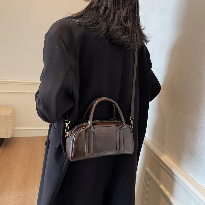 2025 New Retro Niche Design Tote Bag Oil Wax Leather Boston Pillow Bag Handbag Fashionable Single Shoulder Crossbody Handbag
2025 New Retro Niche Design Tote Bag Oil Wax Leather Boston Pillow Bag Handbag Fashionable Single Shoulder Crossbody Handbag