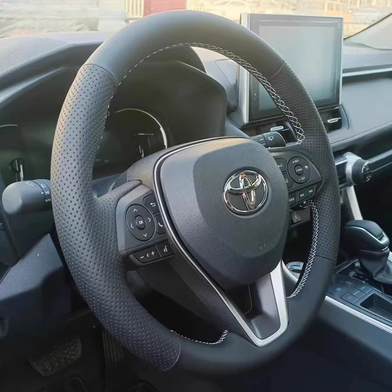 Чехол на руль автомобиля из натуральной кожи черного цвета с белой строчкой, ручной работы, для Toyota Avalon Camry Crown 2018-2019, RAV4 2019.
Чехол на руль автомобиля из натуральной кожи черного цвета с белой строчкой, ручной работы, для Toyota Avalon Camry Crown 2018-2019, RAV4 2019.