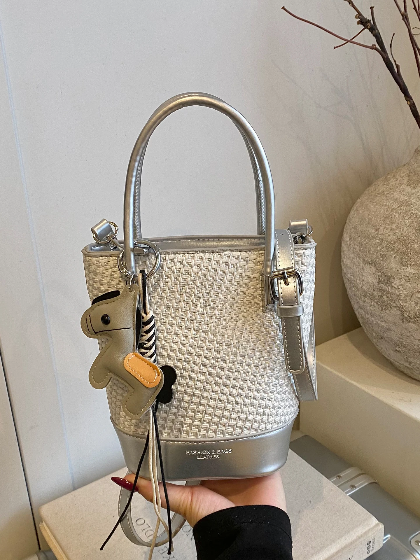 Elegant Fashionable Women's Bucket Handbag Shoulder Crossbody Bag Luxury Minimalist Stylish New 2026 ILINX Soft PU Leather
Elegant Fashionable Women's Bucket Handbag Shoulder Crossbody Bag Luxury Minimalist Stylish New 2026 ILINX Soft PU Leather