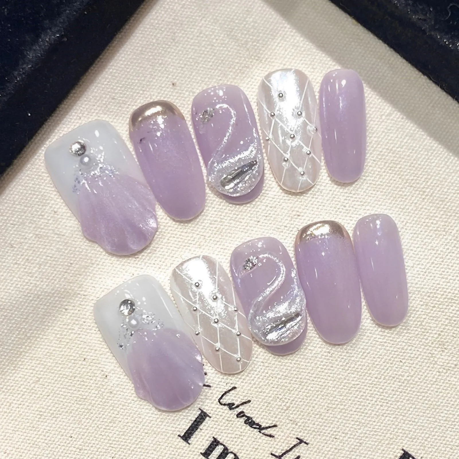 10pcs Short Oval Handmade Fake Nails Gentle Purple French Style White Swan Pearl Press On Nails Wearable Cat's Eye False Nail
10pcs Short Oval Handmade Fake Nails Gentle Purple French Style White Swan Pearl Press On Nails Wearable Cat's Eye False Nail