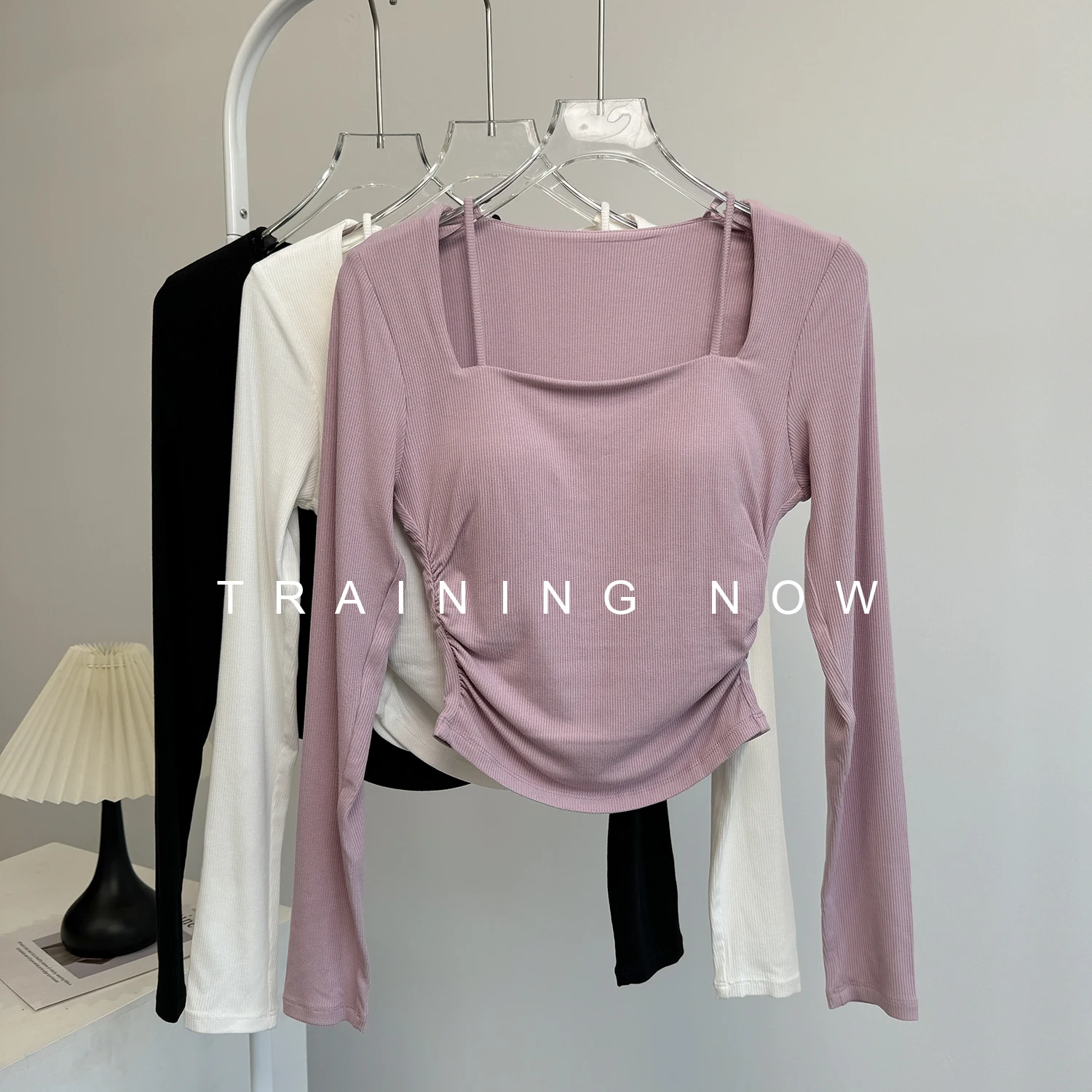 Высококачественные спортивные топы со складками по бокам и нагрудными подушечками для женщин, новая осенне-зимняя универсальная одежда для йоги и пилатеса, фитнеса
Высококачественные спортивные топы со складками по бокам и нагрудными подушечками для женщин, новая осенне-зимняя универсальная одежда для йоги и пилатеса, фитнеса