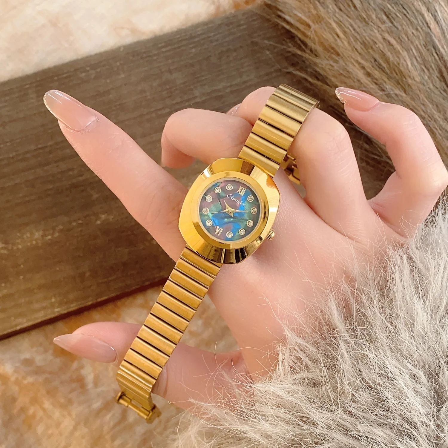 SUNLIFEX New Luxury Golden Bracelet Women Watches Ladies Quartz Wristwatch Girl Clock Steel Strap Shell Dial Watch Reloj Mujer
SUNLIFEX New Luxury Golden Bracelet Women Watches Ladies Quartz Wristwatch Girl Clock Steel Strap Shell Dial Watch Reloj Mujer