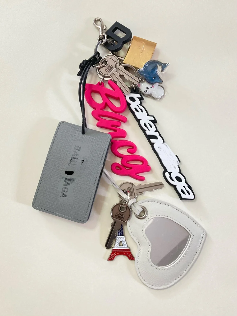 Retro BB Home Exquisite Metal Lo Letter Pendant High Quali Faion Bag Charm Ins Faion Blogger Recommended
Retro BB Home Exquisite Metal Lo Letter Pendant High Quali Faion Bag Charm Ins Faion Blogger Recommended