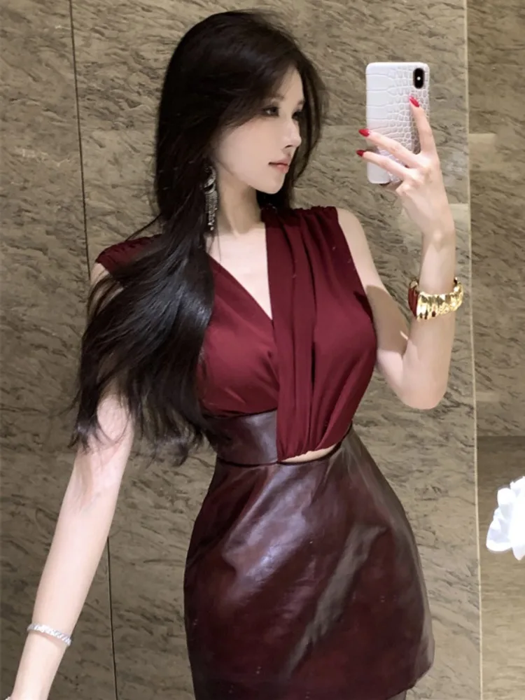 Sexy Deep V Neck Wine Red Leather Dress Sleeveless Slim Fit Wrap around Waist Autumn Winter Short Skirt Dress
Sexy Deep V Neck Wine Red Leather Dress Sleeveless Slim Fit Wrap around Waist Autumn Winter Short Skirt Dress