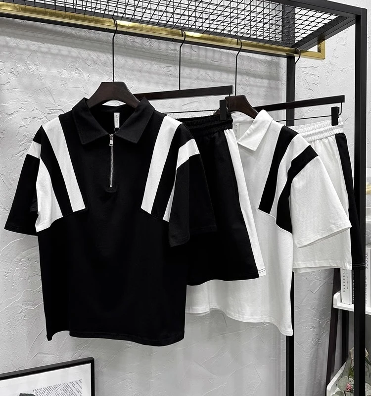 Мужской летний комплект: футболка с коротким рукавом и шорты, повседневный свободный крой, модный цветовой блок, простой молодежный спортивный костюм.
Мужской летний комплект: футболка с коротким рукавом и шорты, повседневный свободный крой, модный цветовой блок, простой молодежный спортивный костюм.