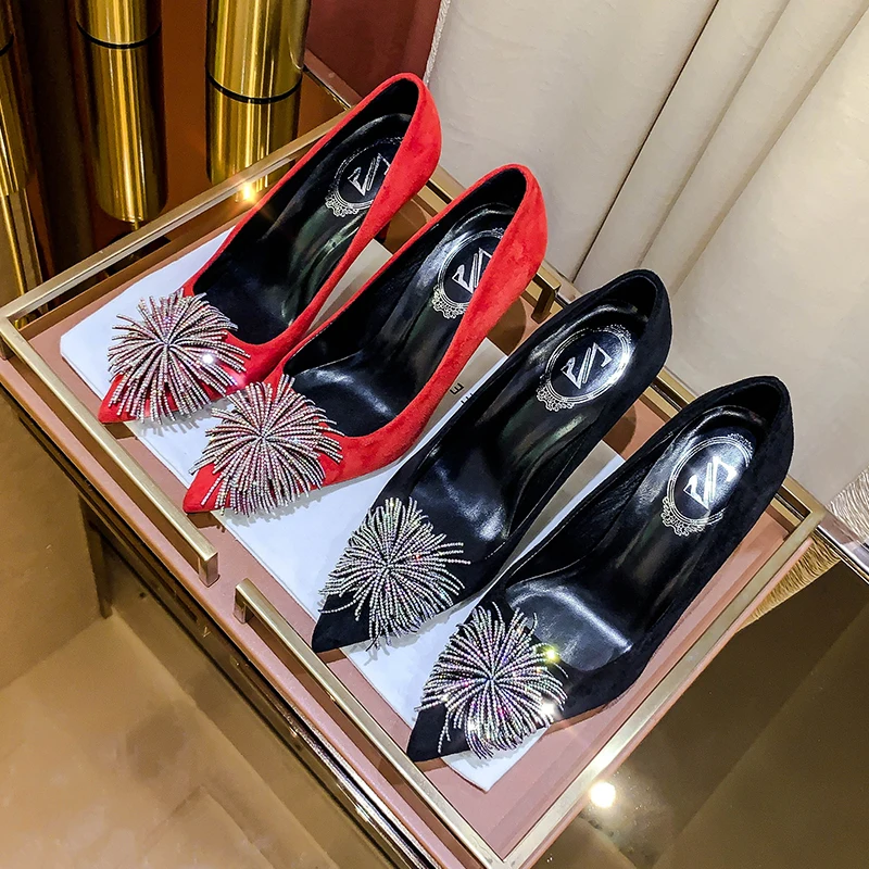 Женские туфли на высоком каблуке, новинка 2025, осенние свадебные туфли на тонком каблуке, пикантные красные свадебные туфли с острым носком, замшевые туфли на одинарном каблуке
Женские туфли на высоком каблуке, новинка 2025, осенние свадебные туфли на тонком каблуке, пикантные красные свадебные туфли с острым носком, замшевые туфли на одинарном каблуке