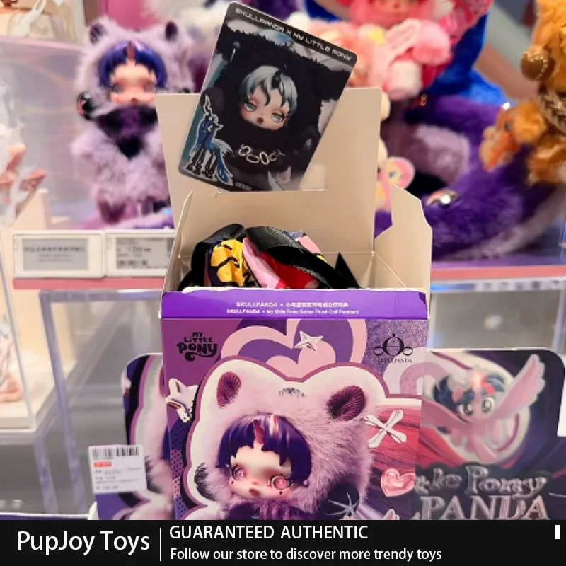 Плюшевая кукла-подвеска Pop Mart Skullpanda X My Little Pony Series, милая аниме-фигурка, загадочная коробка-сюрприз, игрушка для девочек
Плюшевая кукла-подвеска Pop Mart Skullpanda X My Little Pony Series, милая аниме-фигурка, загадочная коробка-сюрприз, игрушка для девочек