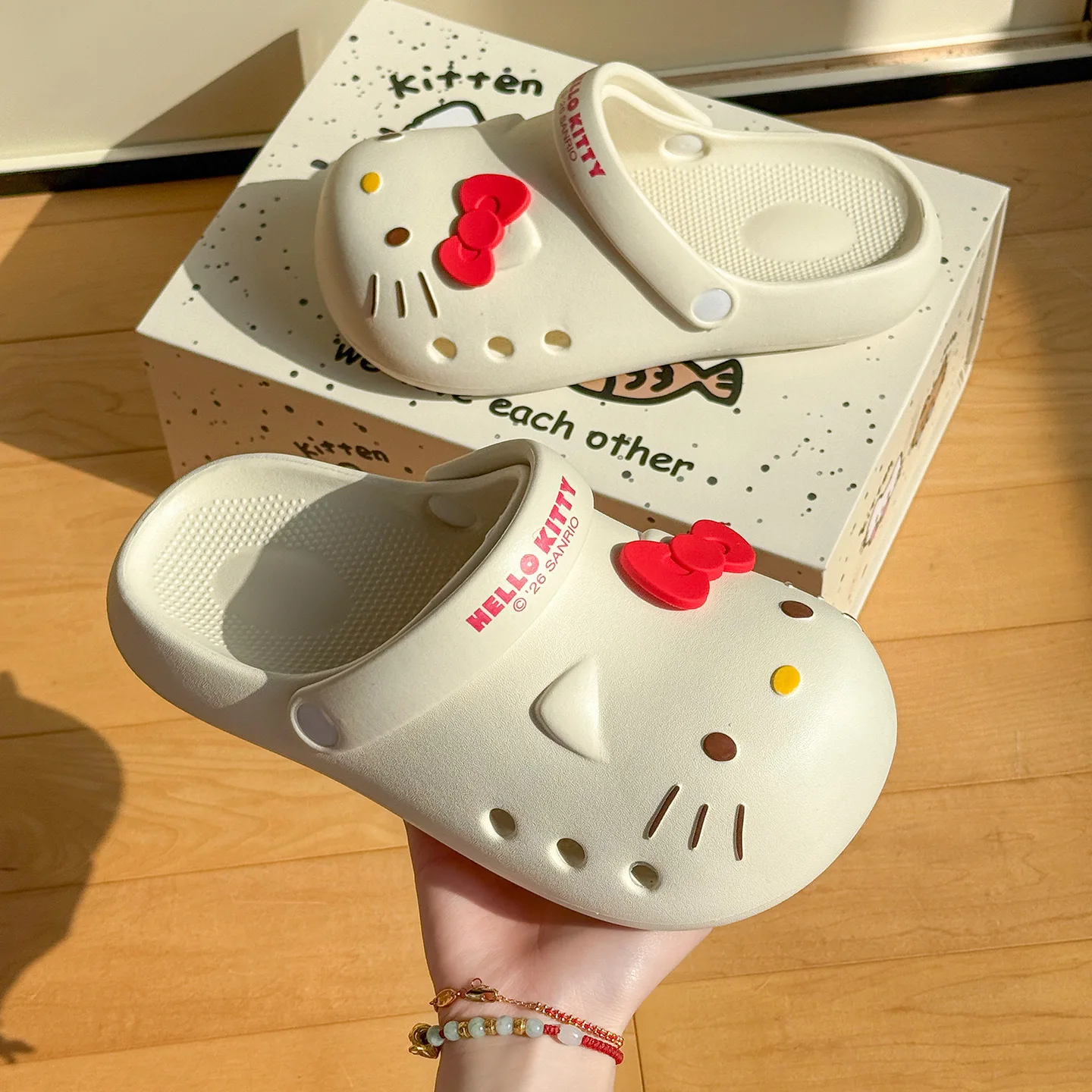 Hello Kitty fashion slippers, non-slip thick-soled platform sandals, closed-toe mesh shoes, ideal for home and travel
Hello Kitty fashion slippers, non-slip thick-soled platform sandals, closed-toe mesh shoes, ideal for home and travel