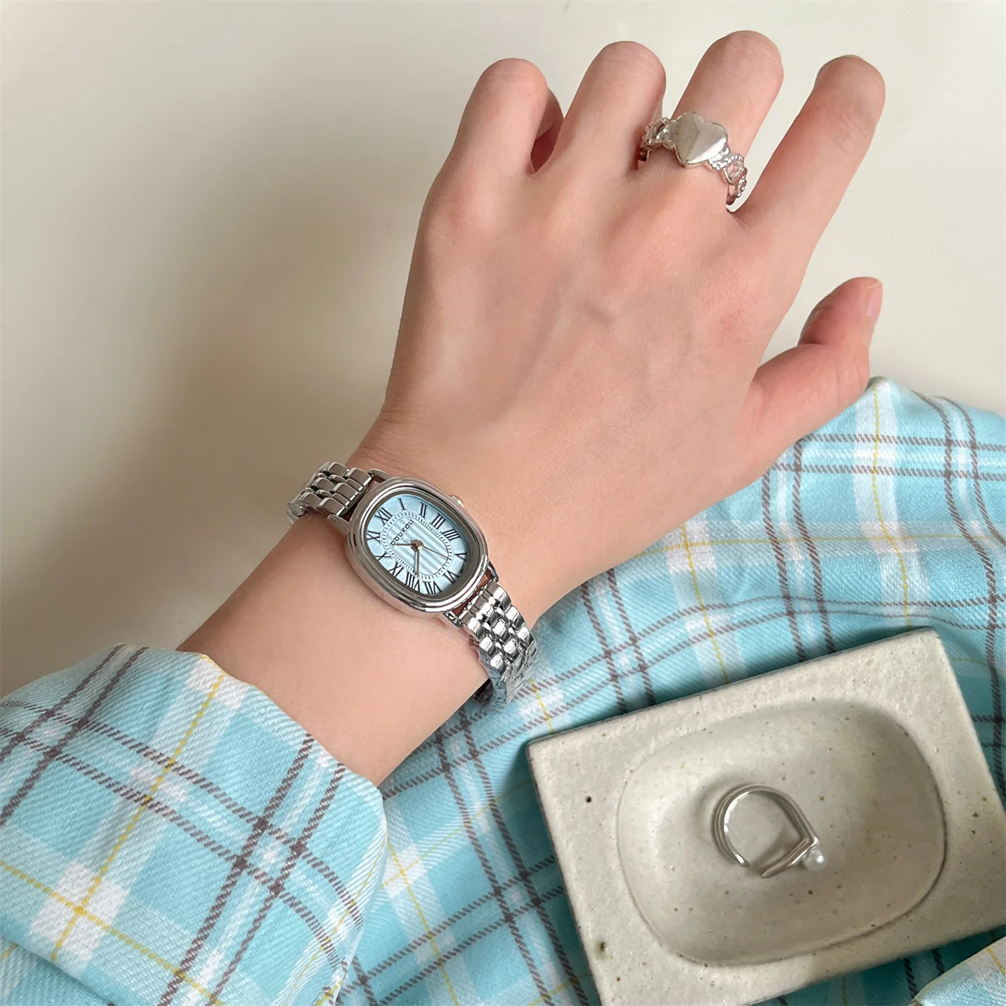 Doukou French Classic Roman Retro Oval Small Dial Steel Strap Watch for Women Light Luxury High-end Watch Ornament Ladies' Gift
Doukou French Classic Roman Retro Oval Small Dial Steel Strap Watch for Women Light Luxury High-end Watch Ornament Ladies' Gift