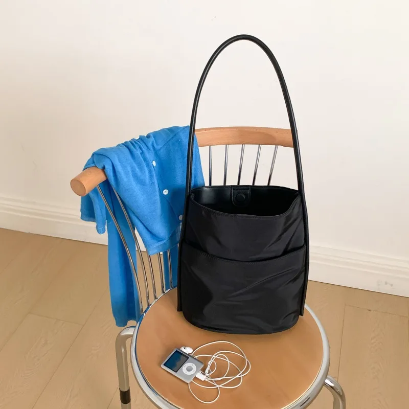 Casual Solid Color Handbag Minimalist Nylon Women Shoulder Bag Large Capacity Cylindrical Handbag Fashion Commuting Bucket Bag
Casual Solid Color Handbag Minimalist Nylon Women Shoulder Bag Large Capacity Cylindrical Handbag Fashion Commuting Bucket Bag
