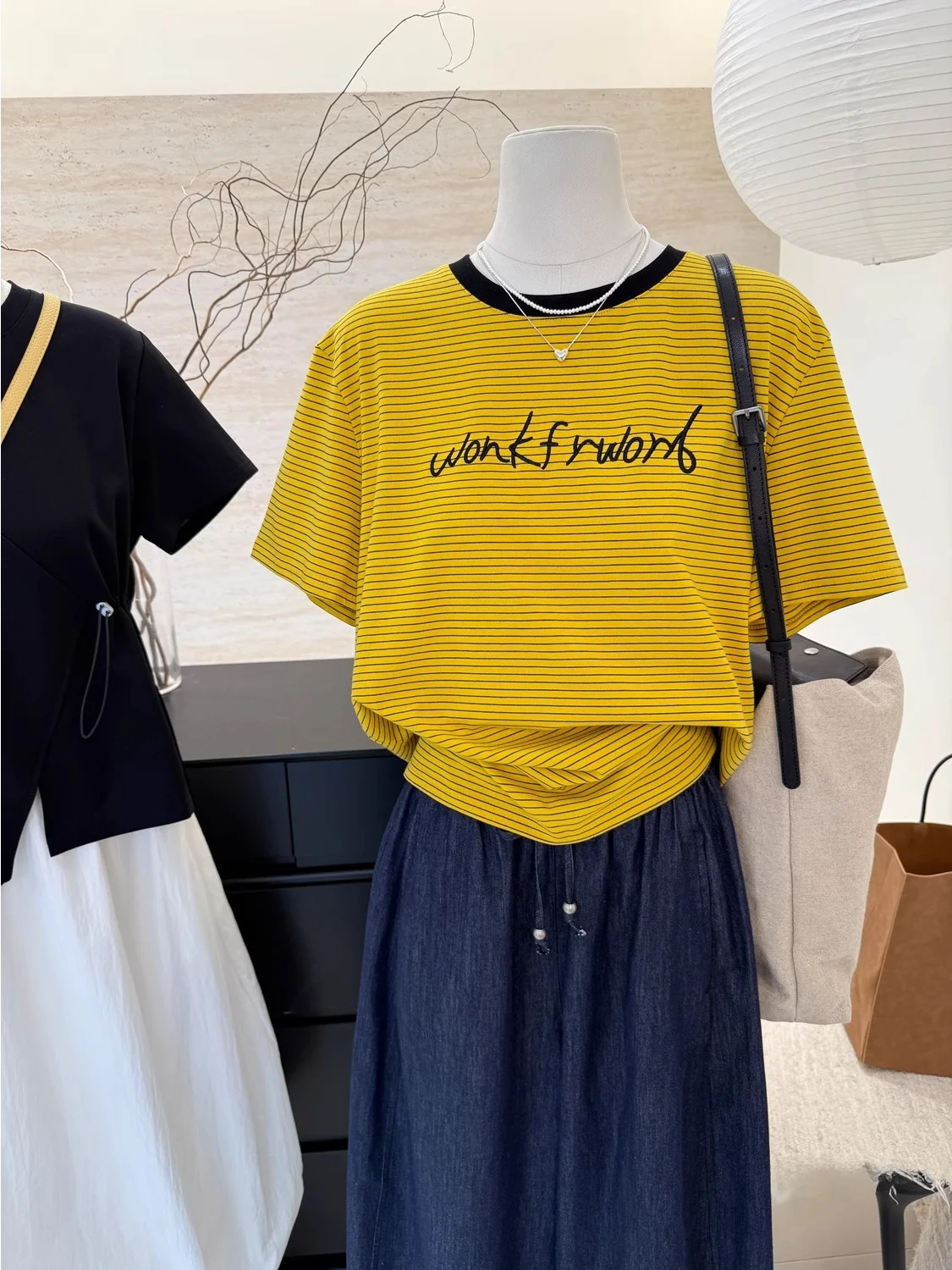 plus Size Women's Short Sleeve T-Shirt Embroidered Letter Striped Slimming Belly Covering Summer Top Korean Style Loose Fit
plus Size Women's Short Sleeve T-Shirt Embroidered Letter Striped Slimming Belly Covering Summer Top Korean Style Loose Fit