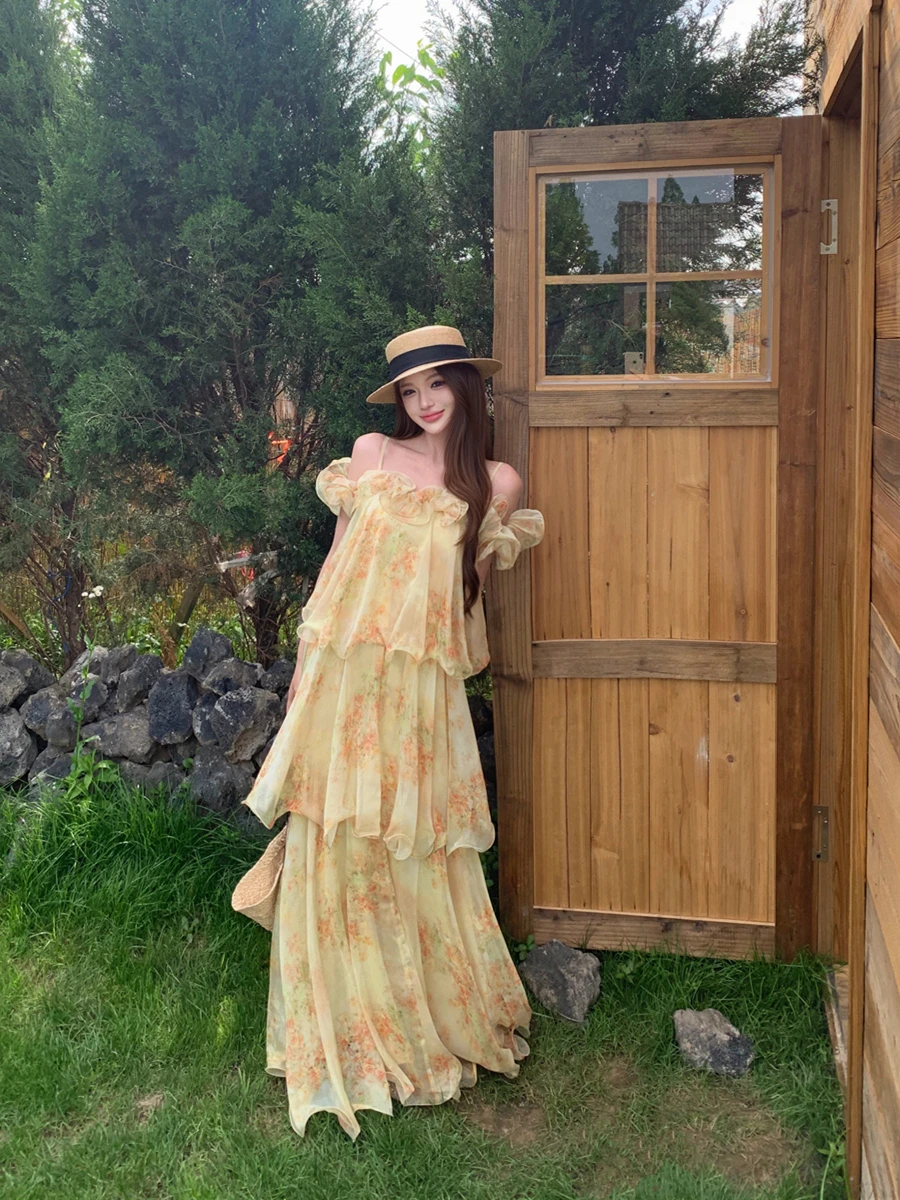 Summer Floral Patchwork Halter Dress Women's Gauzy A-Line Long Dress Elegant Age-Defying City Commute Suitable Maxi Dress
Summer Floral Patchwork Halter Dress Women's Gauzy A-Line Long Dress Elegant Age-Defying City Commute Suitable Maxi Dress