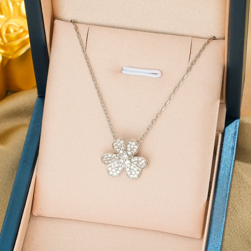 This latest, unique and fashionable titanium steel women's necklace will not fade and is inlaid with dazzling flowers
This latest, unique and fashionable titanium steel women's necklace will not fade and is inlaid with dazzling flowers