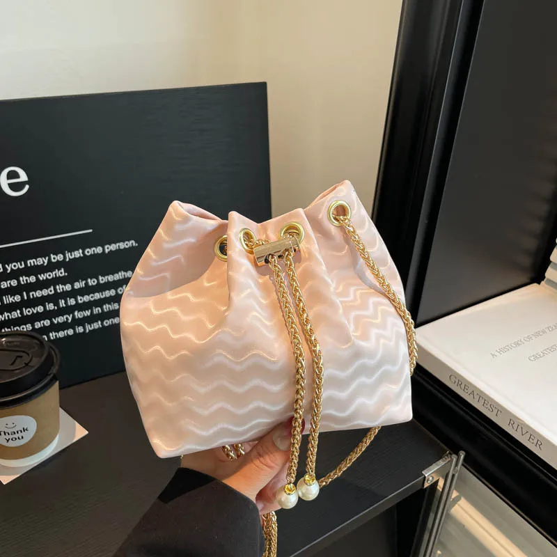 New Wavy Drawstring Bucket Bag Sophisticated Versatile Shoulder Bag Retro Fashion Casual Crossbody Bag Women's Underarm Handbag
New Wavy Drawstring Bucket Bag Sophisticated Versatile Shoulder Bag Retro Fashion Casual Crossbody Bag Women's Underarm Handbag