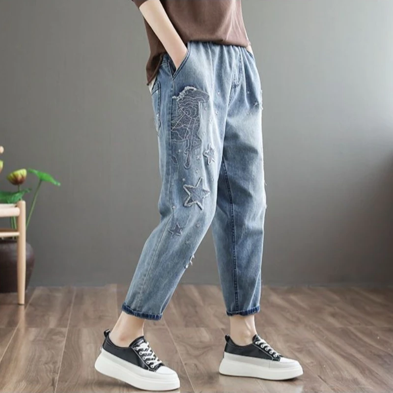 Casual Cropped Harem Trousers for Women with Embroidered Denim Vintage Design Loose Elastic Waist Distressed Style Spring Autumn
Casual Cropped Harem Trousers for Women with Embroidered Denim Vintage Design Loose Elastic Waist Distressed Style Spring Autumn