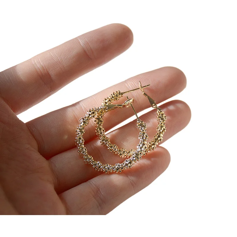 *Crowd shaped earrings with niche design, light luxury, high-end feel, elegant earrings, and women's sterling silver earrings
*Crowd shaped earrings with niche design, light luxury, high-end feel, elegant earrings, and women's sterling silver earrings