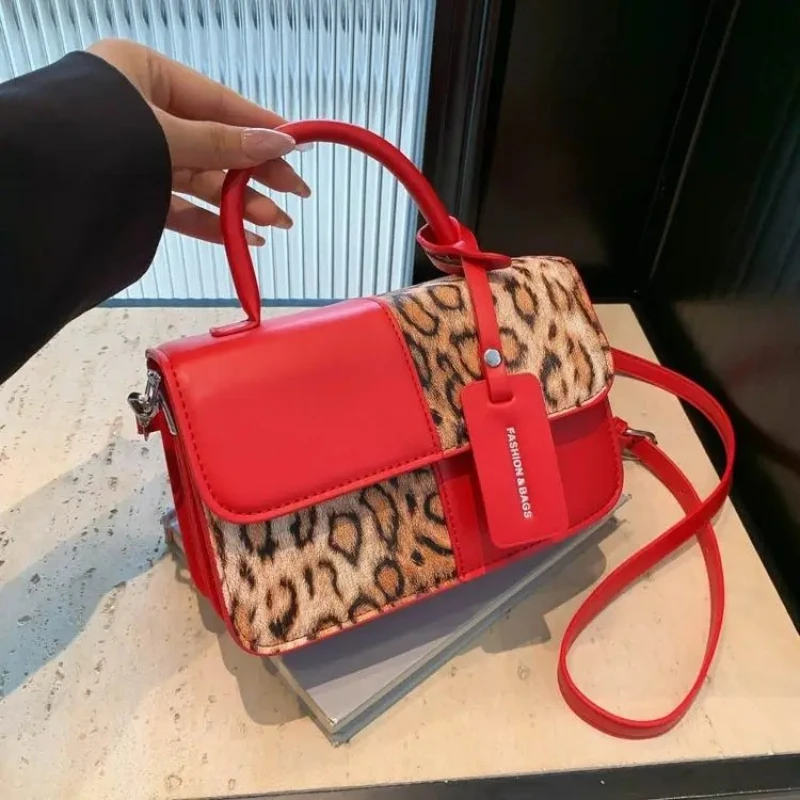 Luxury Lightweight Trendy Crossbody Bag Leopard Print Handbag Ladies Featuring Patchwork Hand-held Small Square Bag New Handbags
Luxury Lightweight Trendy Crossbody Bag Leopard Print Handbag Ladies Featuring Patchwork Hand-held Small Square Bag New Handbags