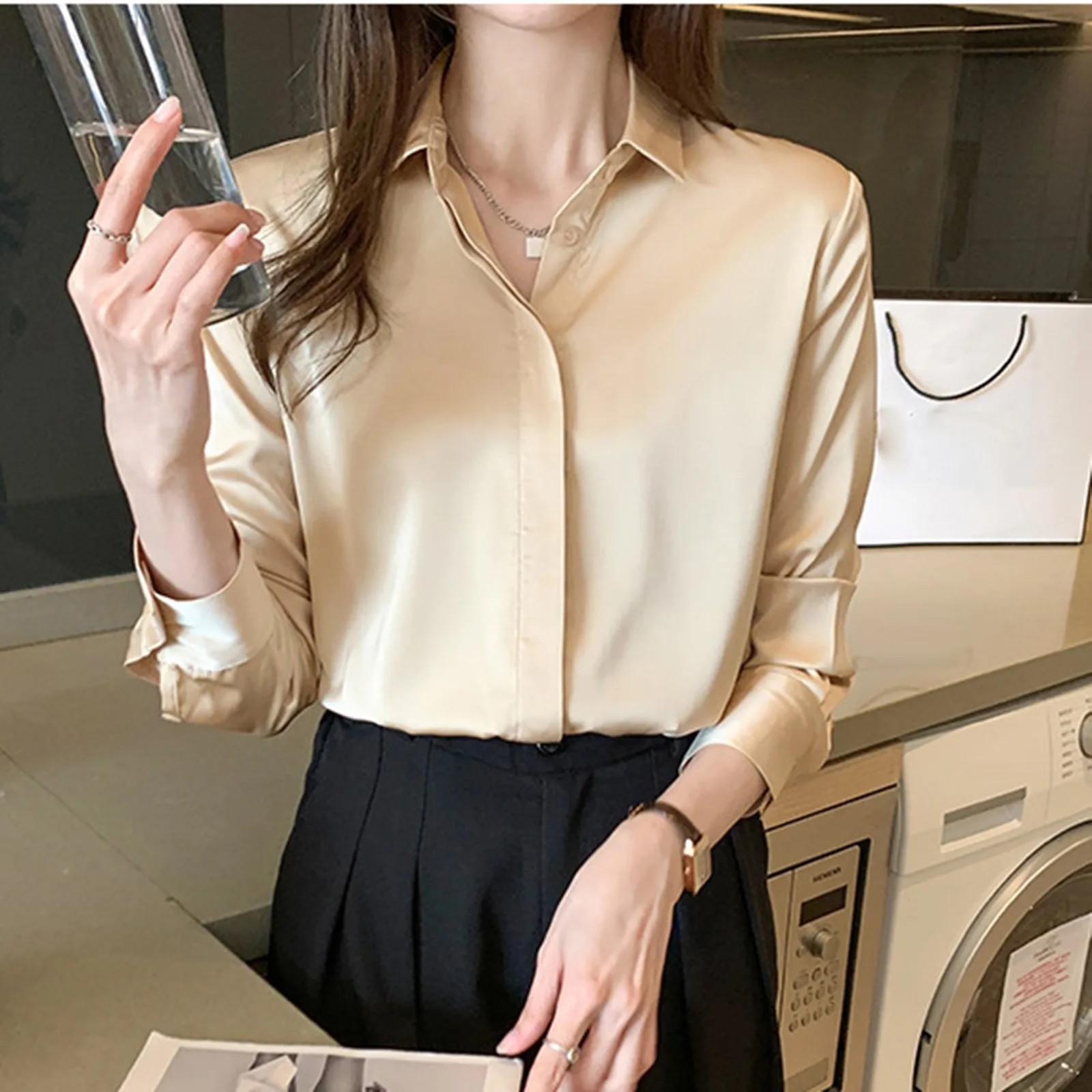 Satin Long-Sleeved Shirt 2023 Early Autumn Design Sense Of Light Ripe Kong Snowstorm Blouse Blouse For Women Fashion Solid Shirt
Satin Long-Sleeved Shirt 2023 Early Autumn Design Sense Of Light Ripe Kong Snowstorm Blouse Blouse For Women Fashion Solid Shirt
