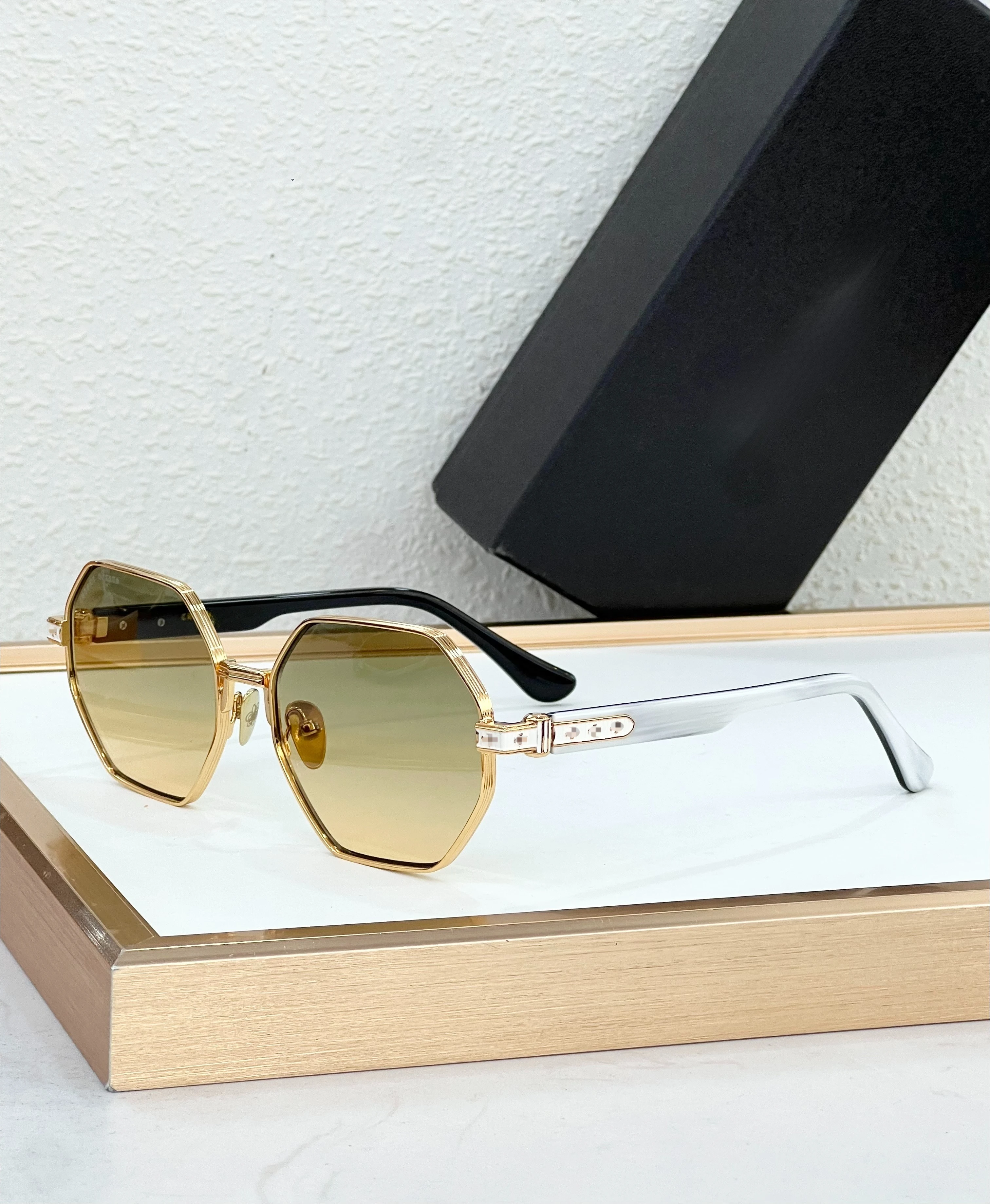 2026 New Luxury Handmade Japanese Hexagon Titanium Sunglasses 60-19 UV400 Photography Mens Women Outdoor Holiday
2026 New Luxury Handmade Japanese Hexagon Titanium Sunglasses 60-19 UV400 Photography Mens Women Outdoor Holiday