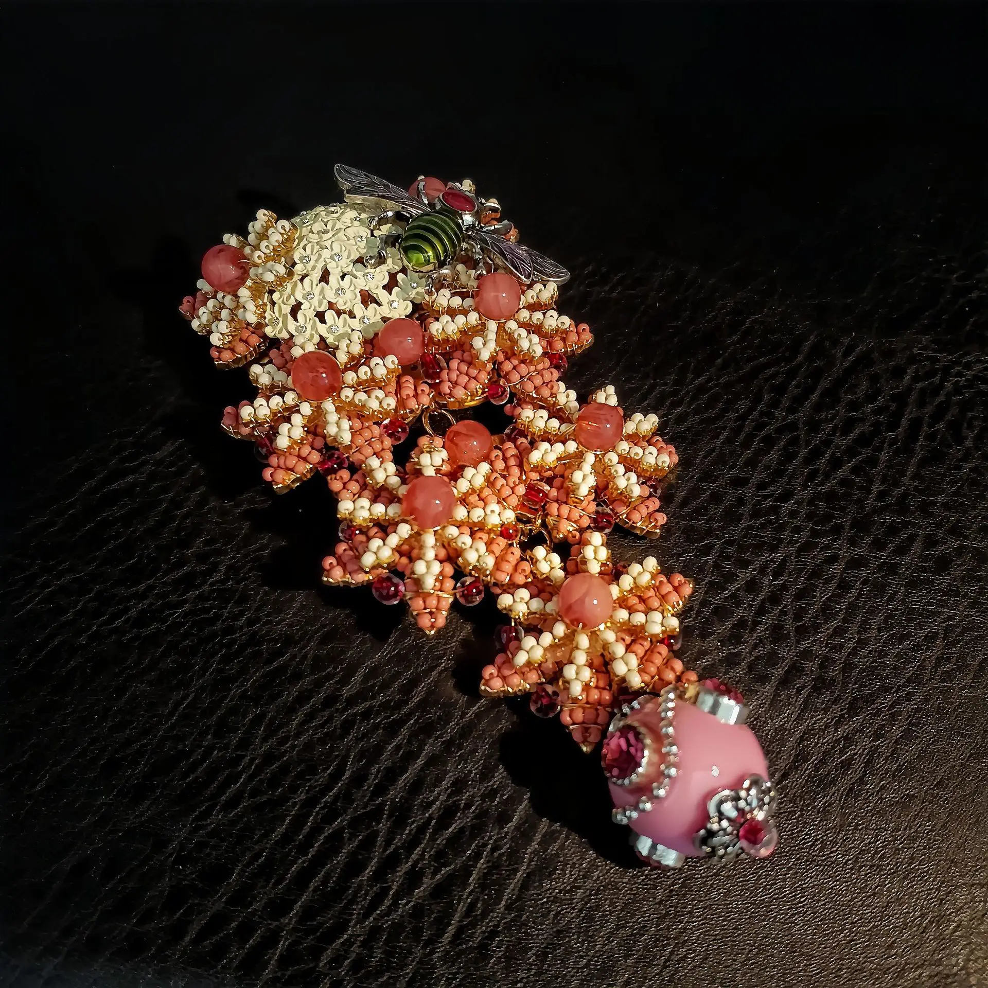 Retro Style Handmade Beaded Brooch for Women, Exquisite Bee Flower Niche Pin, Elegant and Atmospheric Unique Accessories
Retro Style Handmade Beaded Brooch for Women, Exquisite Bee Flower Niche Pin, Elegant and Atmospheric Unique Accessories