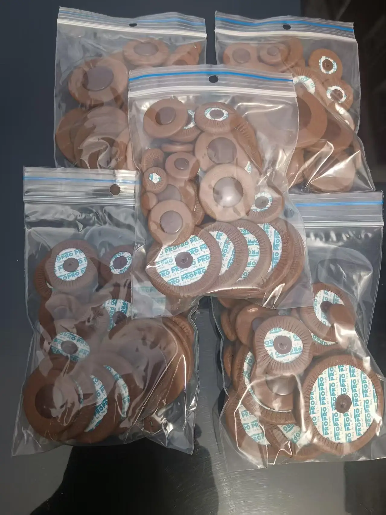 1set Saxophone leather pads, tenor and alto genuine leather sealing sound hole pads, coffee-colored maintenance key sheepskin
1set Saxophone leather pads, tenor and alto genuine leather sealing sound hole pads, coffee-colored maintenance key sheepskin