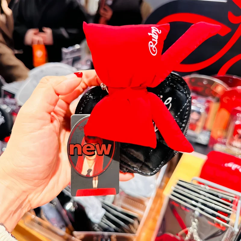 New Genuine Ruby Series Cute Singer Cartoon Characters 3d Hanging Cards Model Ornament Headphone Bag Fan Merchandise Gifts Toys
New Genuine Ruby Series Cute Singer Cartoon Characters 3d Hanging Cards Model Ornament Headphone Bag Fan Merchandise Gifts Toys