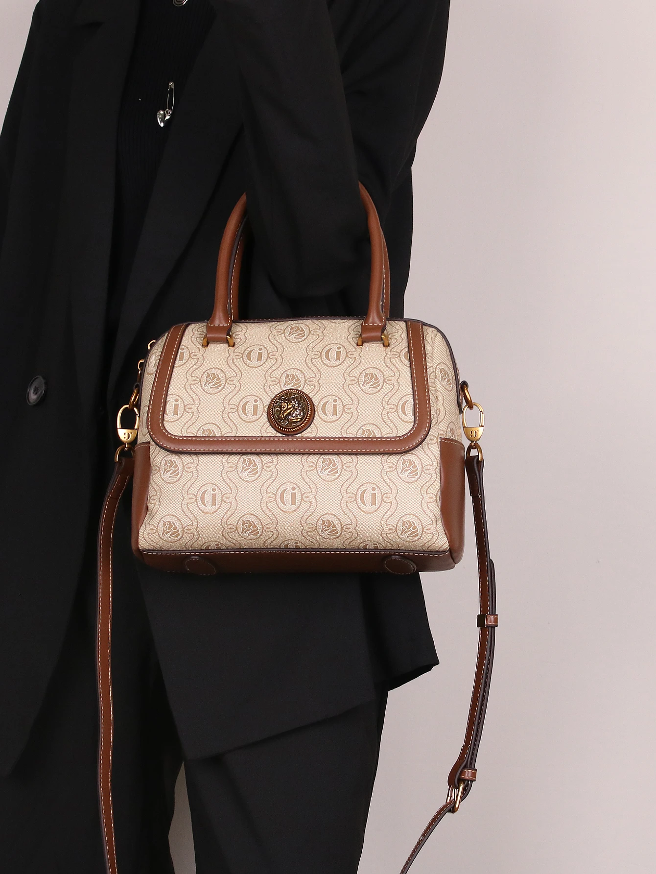 2025 New Large Capaci Pillow Bag Faionable Simple orn Versatile Single oulder Commuter Handbag Casual Square ape
2025 New Large Capaci Pillow Bag Faionable Simple orn Versatile Single oulder Commuter Handbag Casual Square ape